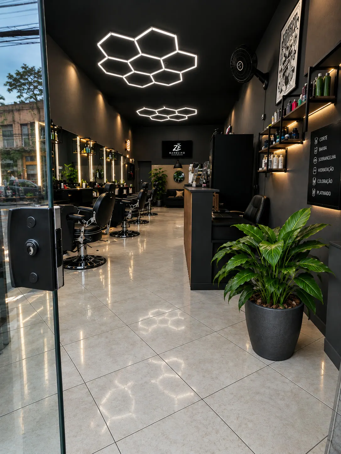 Dentro da Zé Barbeiro: cadeiras, espelhos e o LED hexagonal no teto